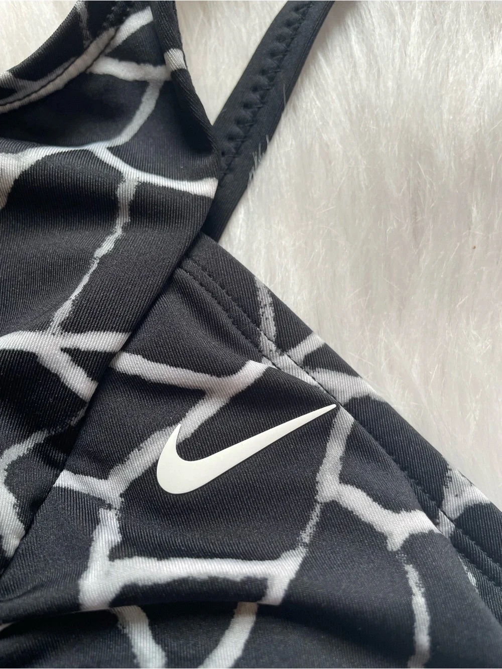 NWT Nike high neck bra sports bra women’s L large black white print padded gym